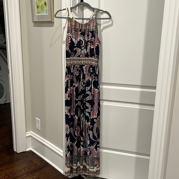 Gilli Dresses & Skirts - Beautiful paisley Maxi dress